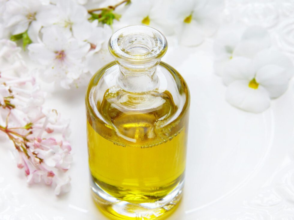 Huile de massage ayurvédique et fleurs, soin Abhyanga à Marseille